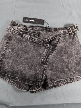 Fashion Nova Acid Wash Black Denim Skort with Belt Detail New with Tags Size 7